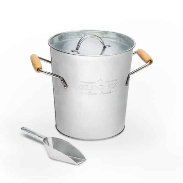 Lid on ice bucket with scoop